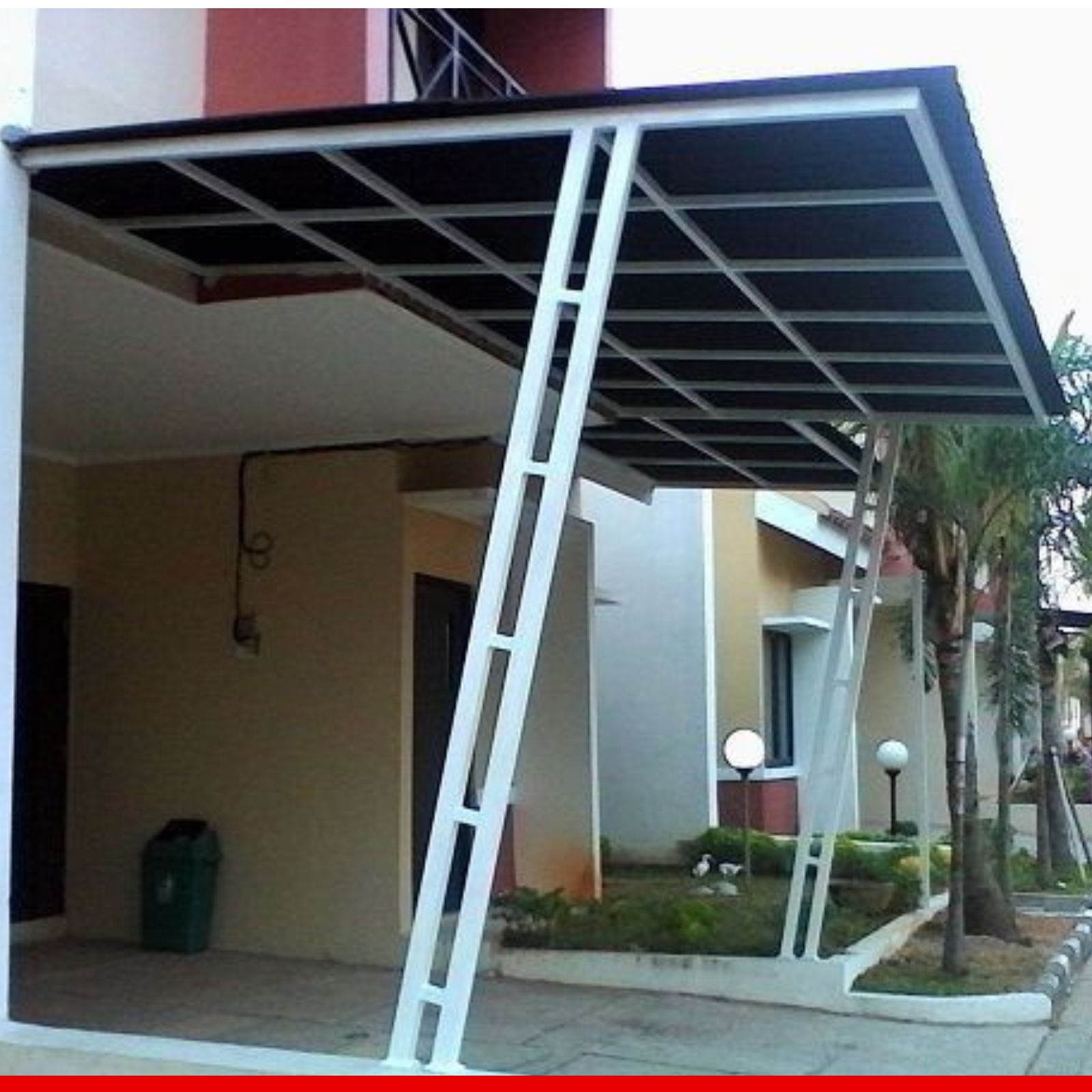 Kanopi Rumah Lindungi area rumah Anda dari panas dan hujan dengan kanopi custom yang kokoh dan selaras dengan desain fasad bangunan.